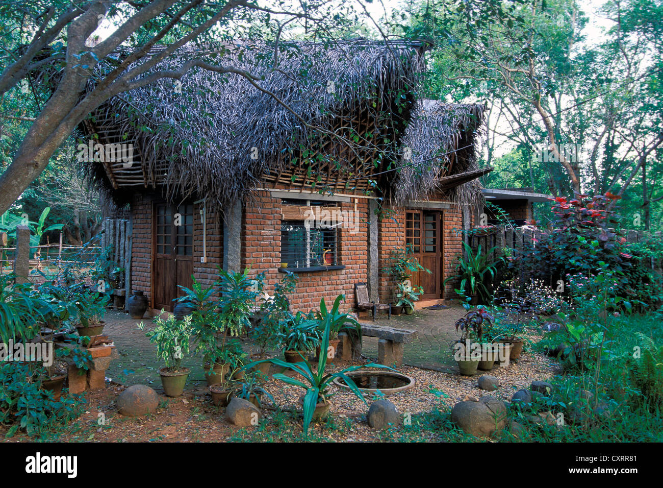 Architecture Alternative, Maison et jardin, Auroville, expérimental township, près de Pondichéry, futuriste ou Puducherry Banque D'Images