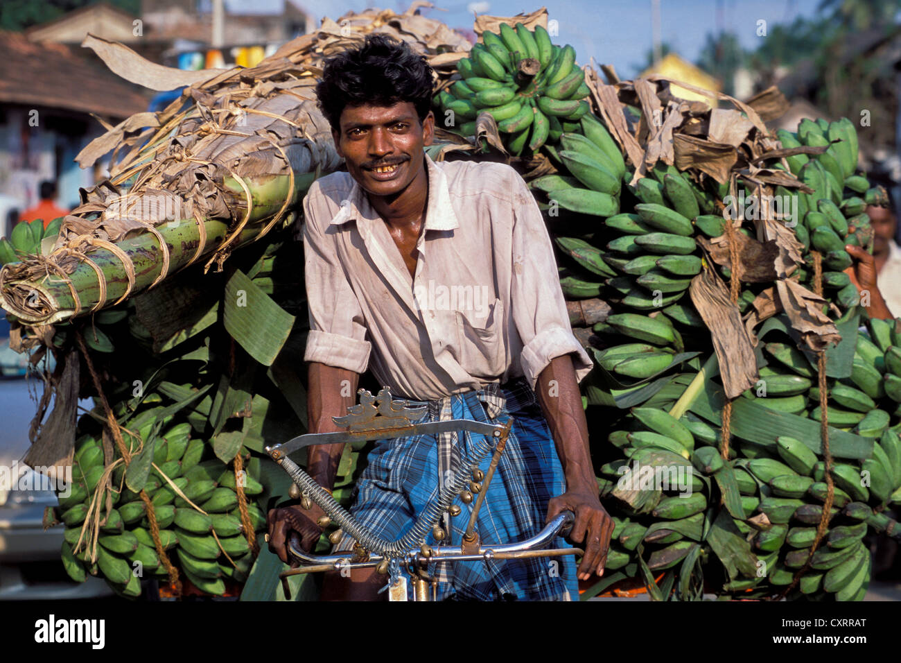 Conducteur de pousse-pousse le transport des bananes, Kumbakonam, Tamil Nadu, Inde du Sud, Inde, Asie Banque D'Images