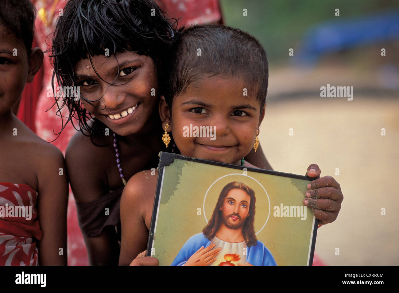 Les enfants maintenant une image du Christ, les chrétiens, Munnar, Kerala, Inde du Sud, Inde, Asie Banque D'Images