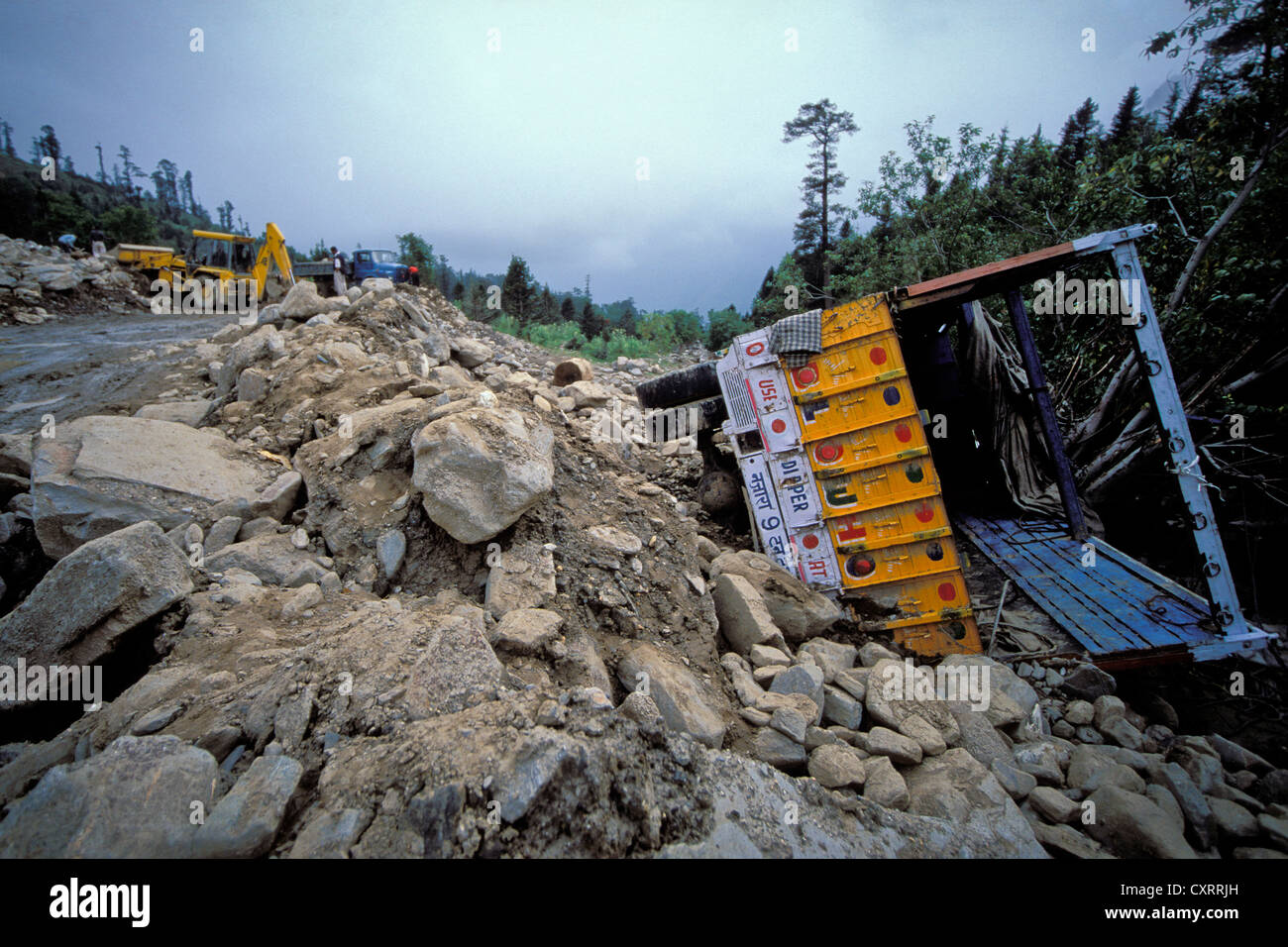 Partiellement enterré chariot après un glissement de terrain, détruit road, Rohtang, Manali-Leh-autoroute, l'Himachal Pradesh, l'Himalaya Indien Banque D'Images