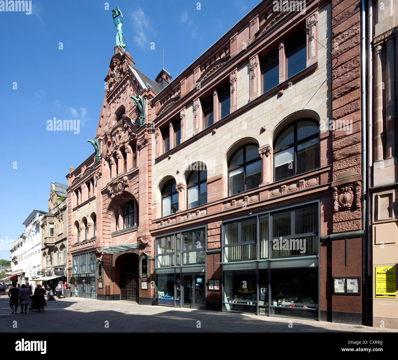 La construction du journal Wiesbadener Kurier, office et bâtiment commercial avec la façade classique, Langgasse street, Wiesbaden Banque D'Images