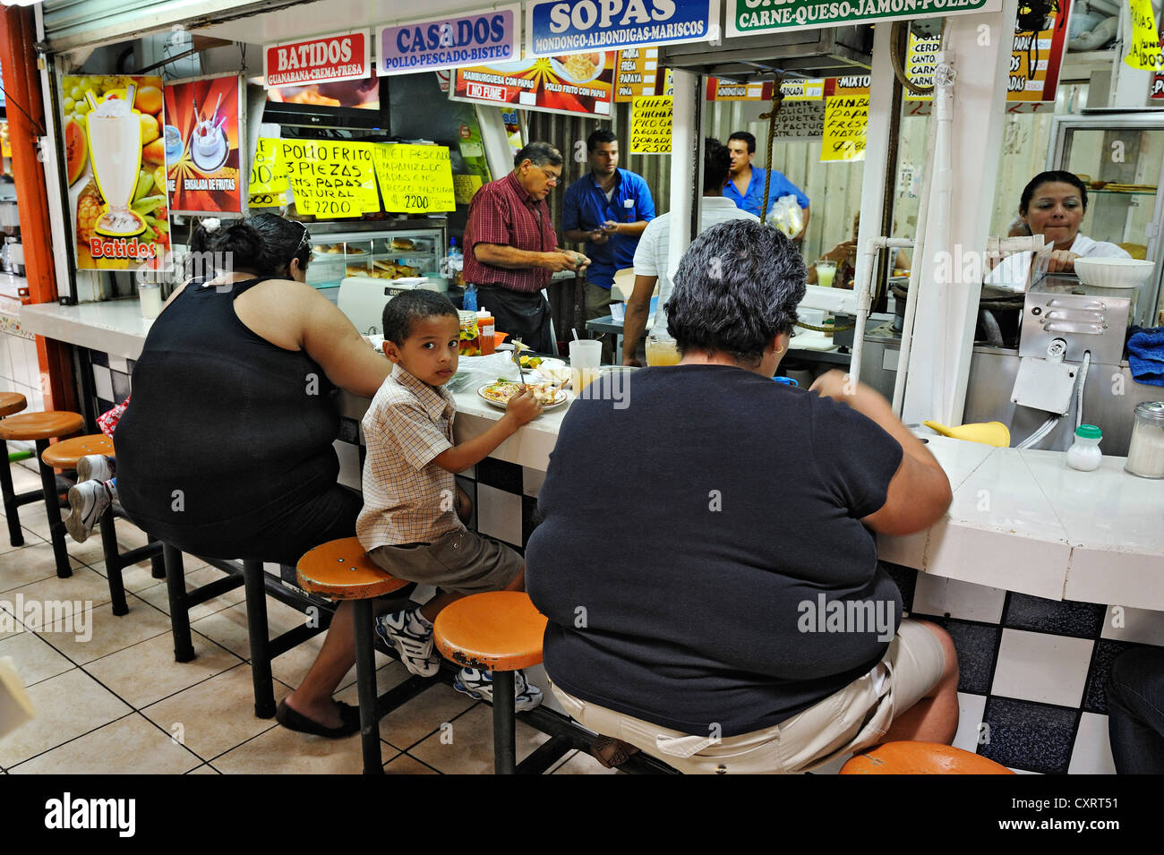Les femmes obèses, fast food restaurant sur le marché Central, San José, Costa Rica, Amérique Centrale Banque D'Images
