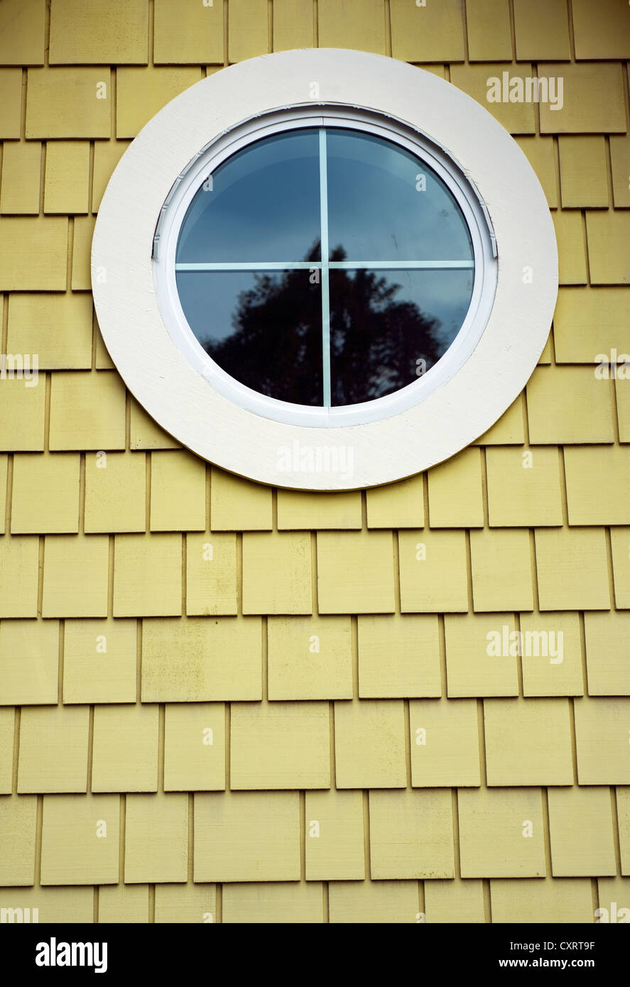 Un vinyle moderne,double vitrage est installé dans une toute nouvelle maison. Banque D'Images