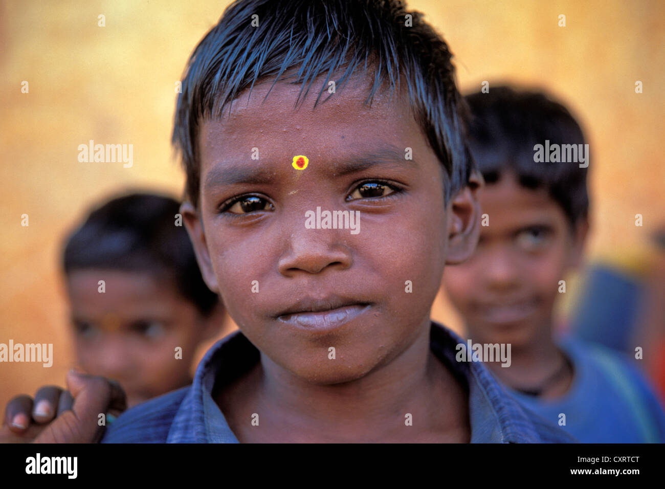 Boy, portrait, avec un bindi jaune sur son front, Karaikudi, Tamil Nadu, Inde du Sud, Inde, Asie Banque D'Images