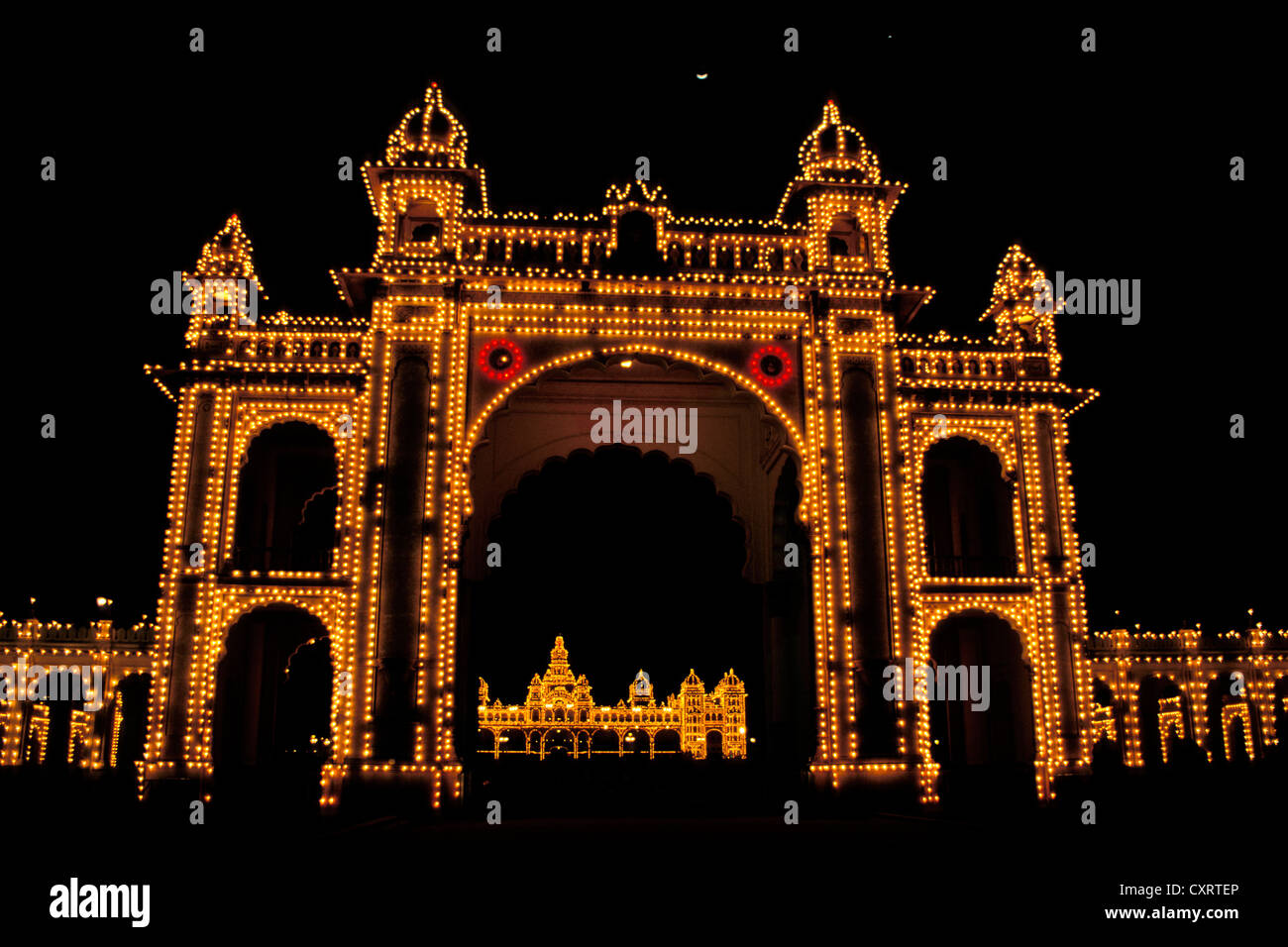 Porte d'entrée lumineuse, Amba Vilas Palace, Mysore ou Mysuru, Karnataka, Inde du Sud, Inde, Asie Banque D'Images