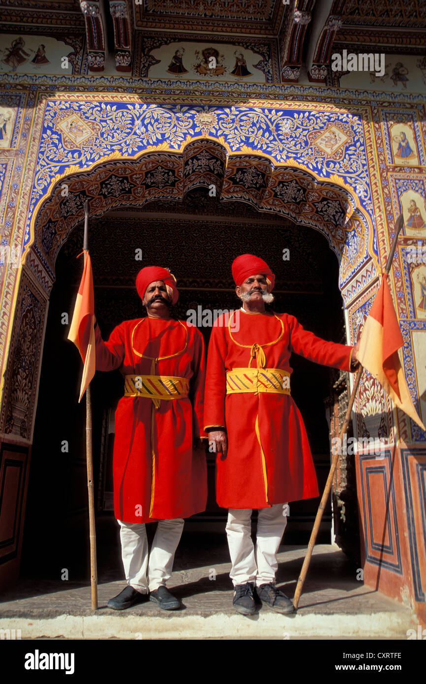 Les portiers, le personnel en uniforme, Castle Mandawa, Shekhawati, Rajasthan, Inde du Nord, Inde, Asie Banque D'Images