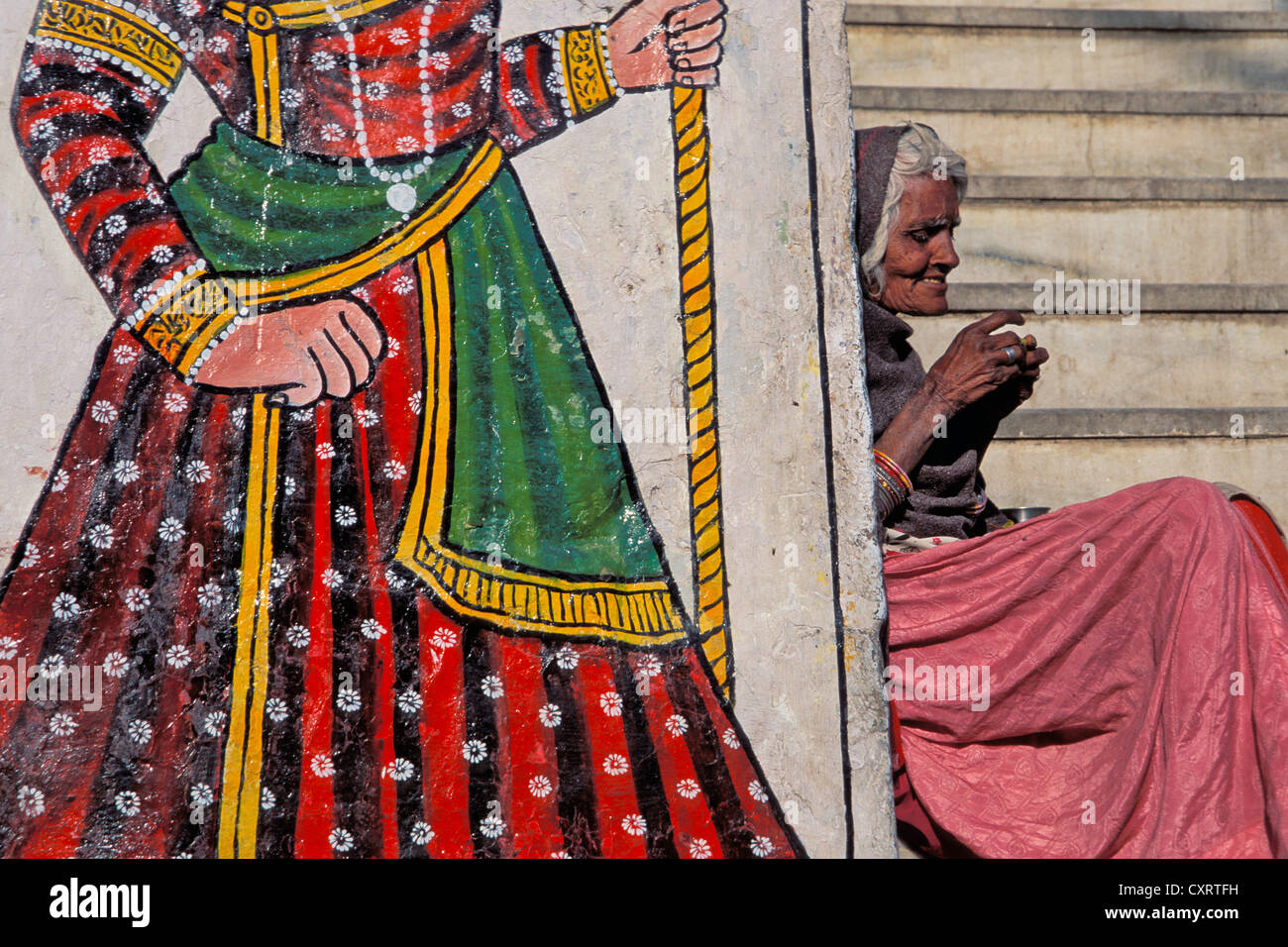 Peinture murale à côté d'une femme âgée, pauvre femme, Udaipur, Rajasthan, Inde, Asie Banque D'Images