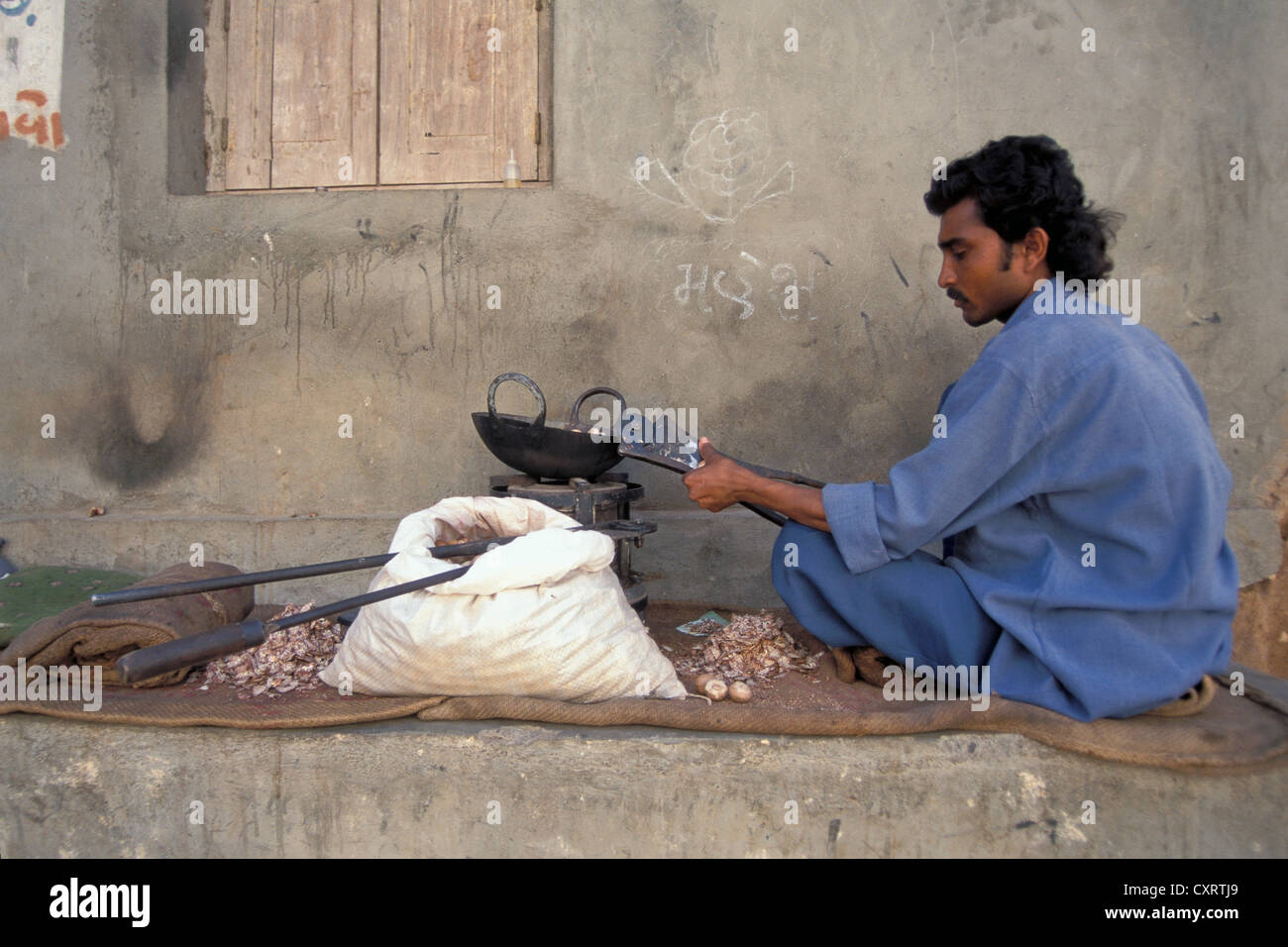 Homme avec un écrou de betel cutter, Jaipur, Rajasthan, Inde, Asie Banque D'Images