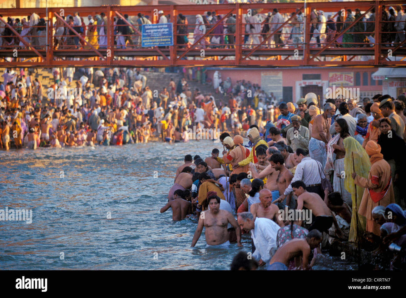 Pèlerins hindous en prenant un bain dans la sainte Gange durant la Kumbha Mela, Kumbh ou Har Ki Pauri Ghat, une célèbre station balnéaire ghat Banque D'Images