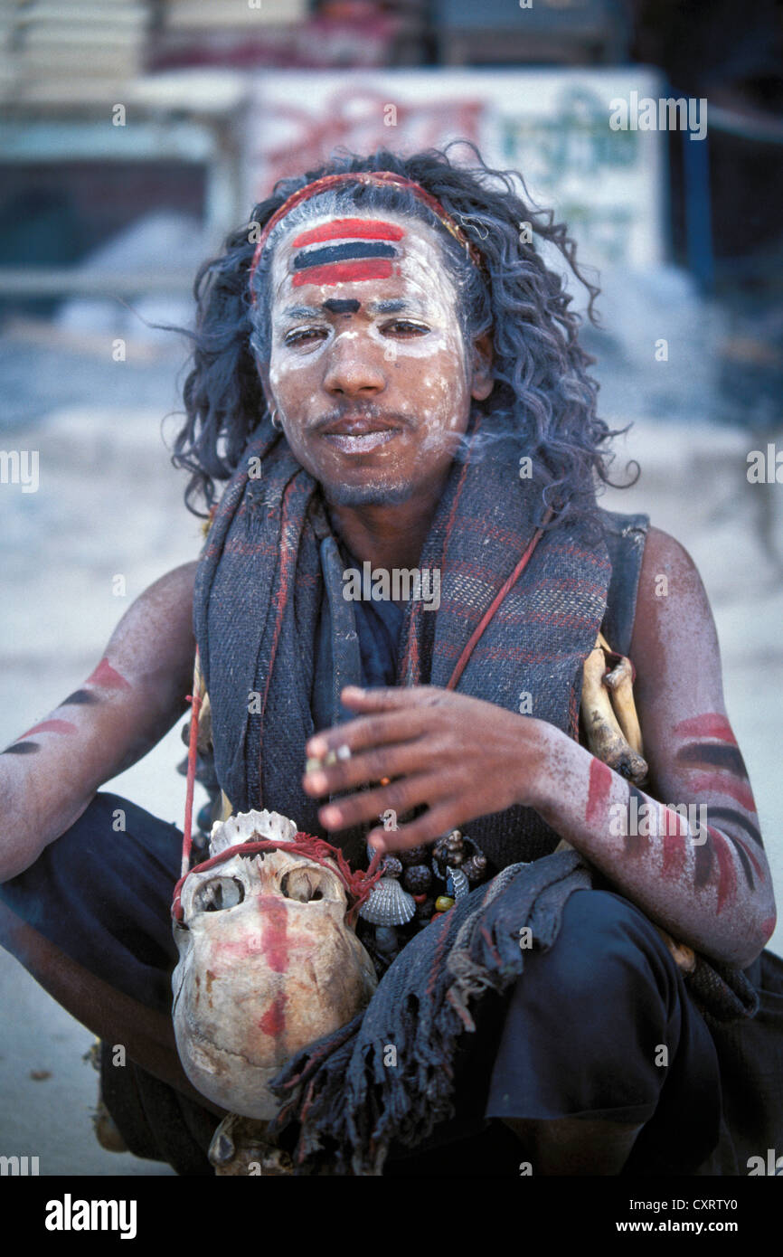Les jeunes Sadhu avec un crâne humain accroché autour de son cou, ou Kumbha Mela, Kumbh Haridwar, Uttarkhand, anciennement l'Uttaranchal Banque D'Images
