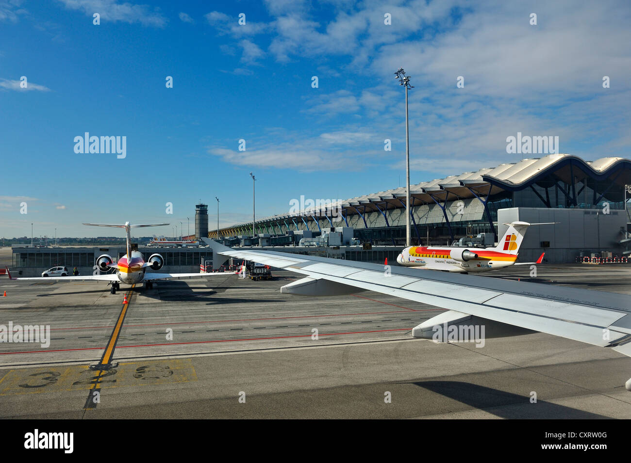 L'aéroport de Madrid, terminal, tour et des avions de la compagnie aérienne Iberia, Espagne, Europe Banque D'Images