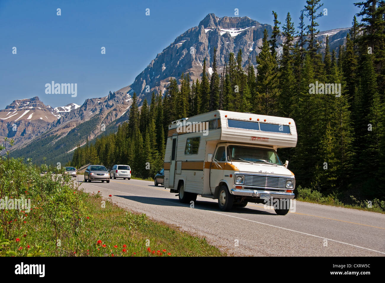 Véhicule récréatif et la circulation automobile sur l'autoroute 93, dans le parc national Banff, Alberta Banque D'Images