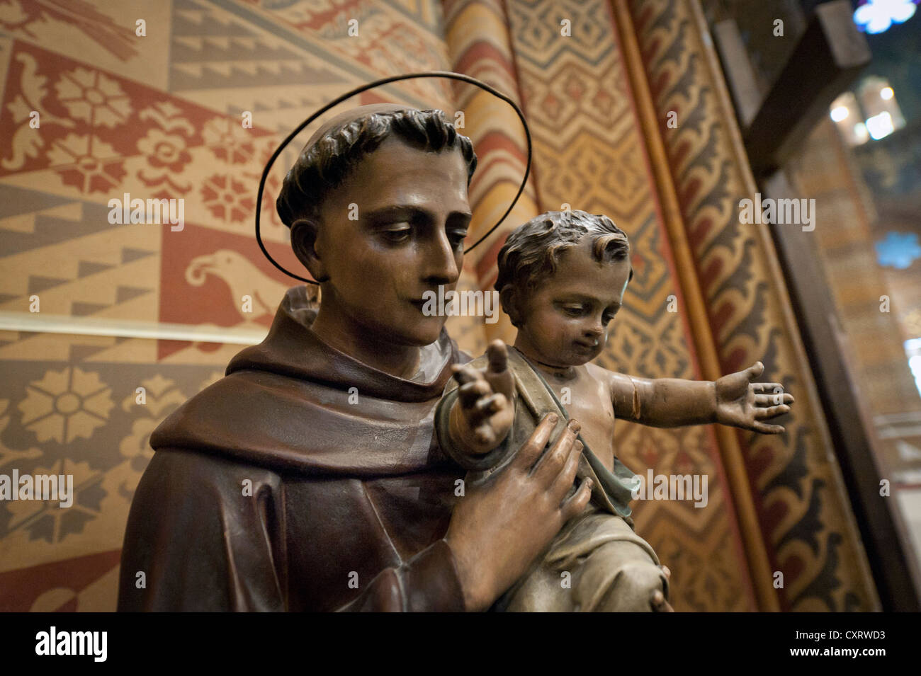 Statue d'un Saint tenant l'enfant Jésus, l'église Matthias, la colline du château, Budapest, Hongrie, Europe Banque D'Images