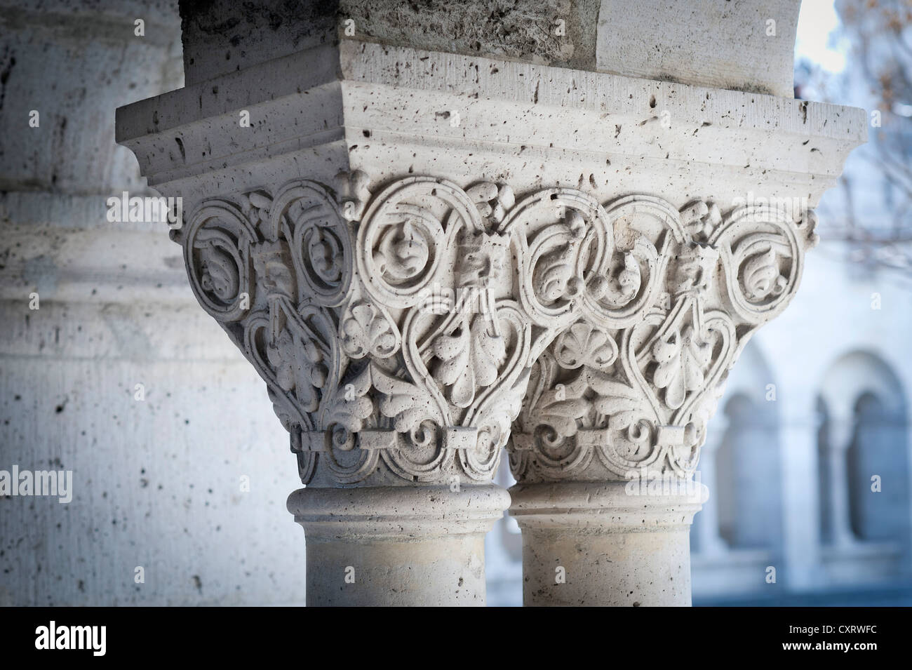 Capital néo-roman avec des structures florales, Halászbástya, du Bastion des Pêcheurs, la colline du château, Budapest, Hongrie, Europe Banque D'Images