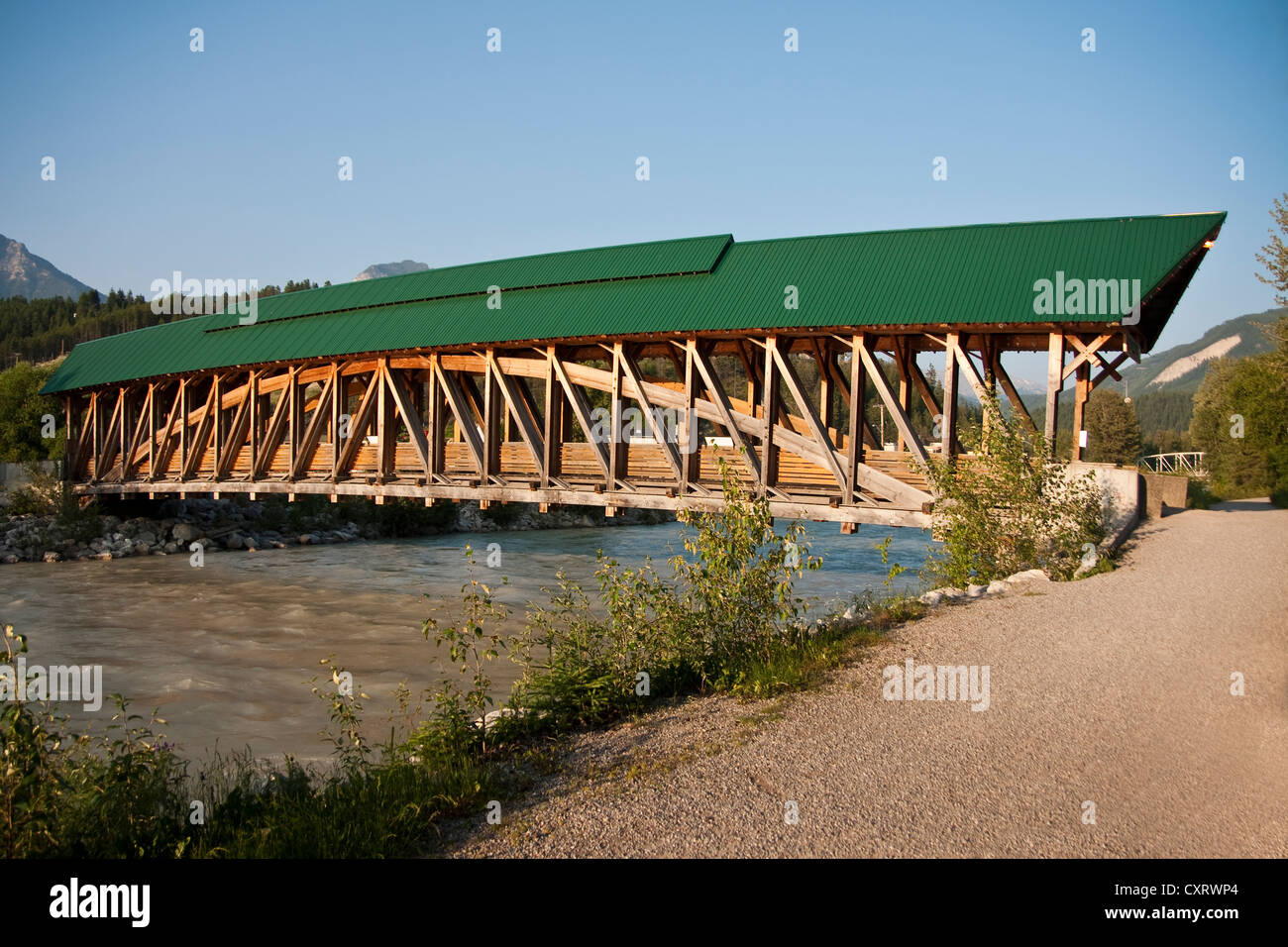 Kickinghorse passerelle au-dessus de la rivière Kicking Horse à Golden, BC Banque D'Images