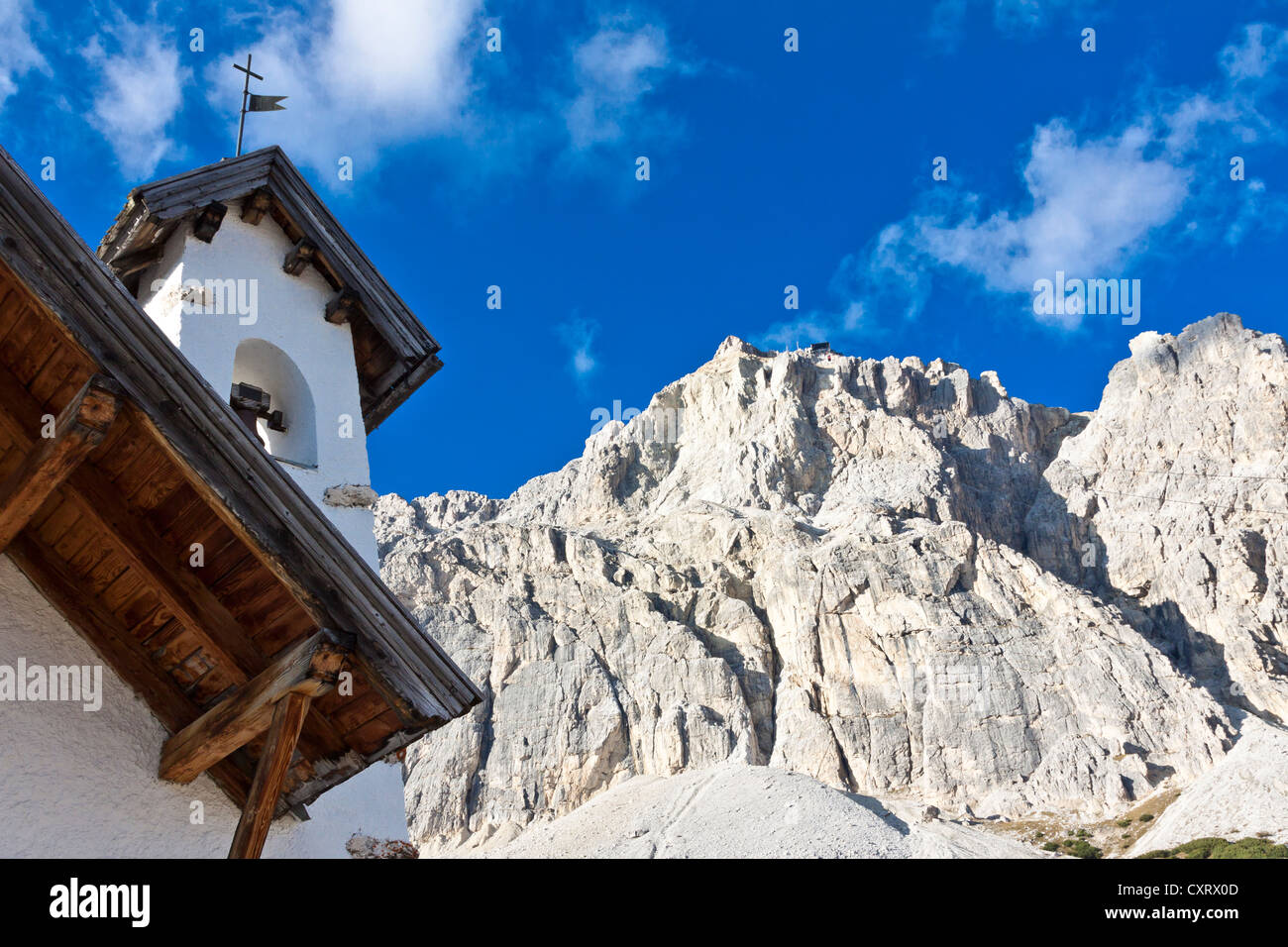 Petite chapelle, Mt Lagazuoi, Col Falzarego, Dolomites, Italie, Europe Banque D'Images
