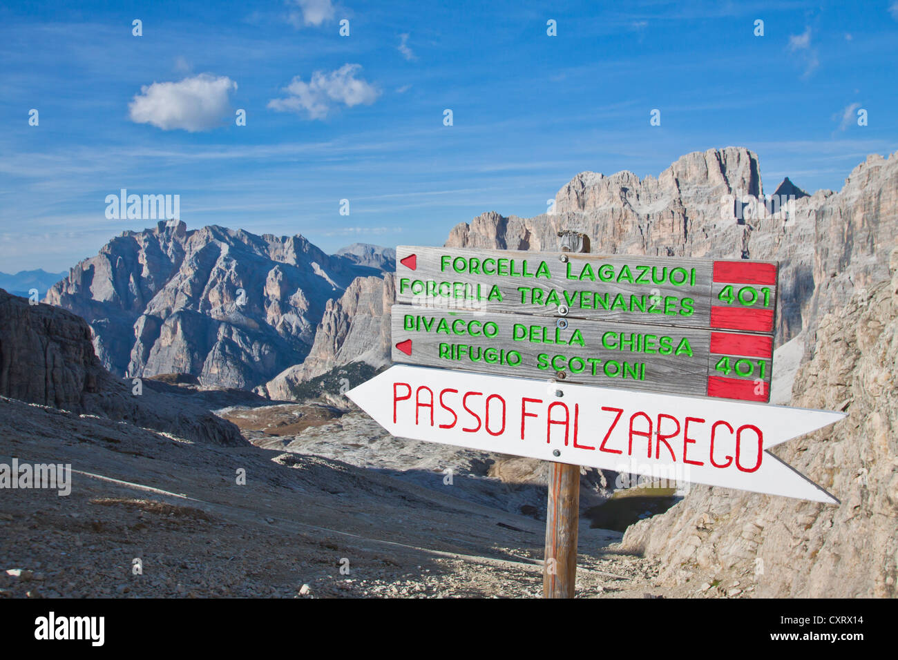 Signposts, Col Falzarego, Mt Lagazuoi, Dolomites, Italie, Europe Banque D'Images