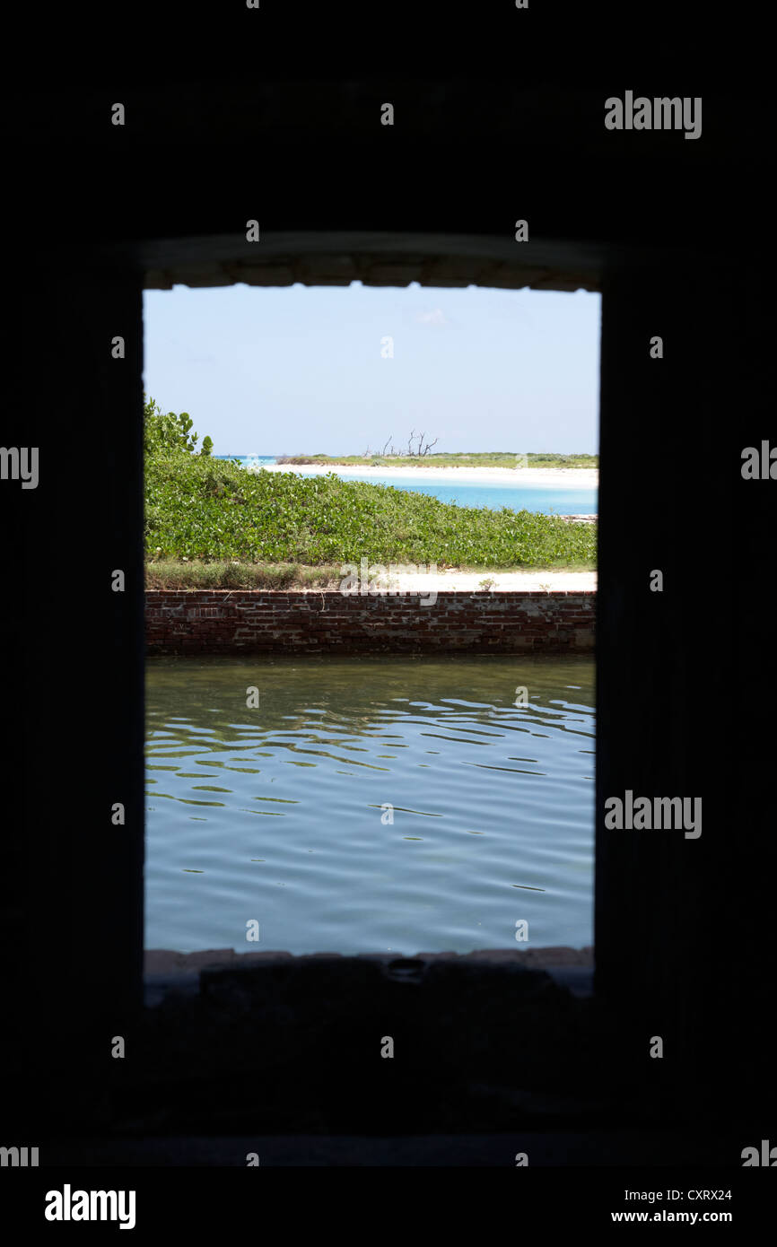 À la recherche de l'embrassure mur port de Fort Jefferson le parc national sec de Tortugas florida keys usa Banque D'Images