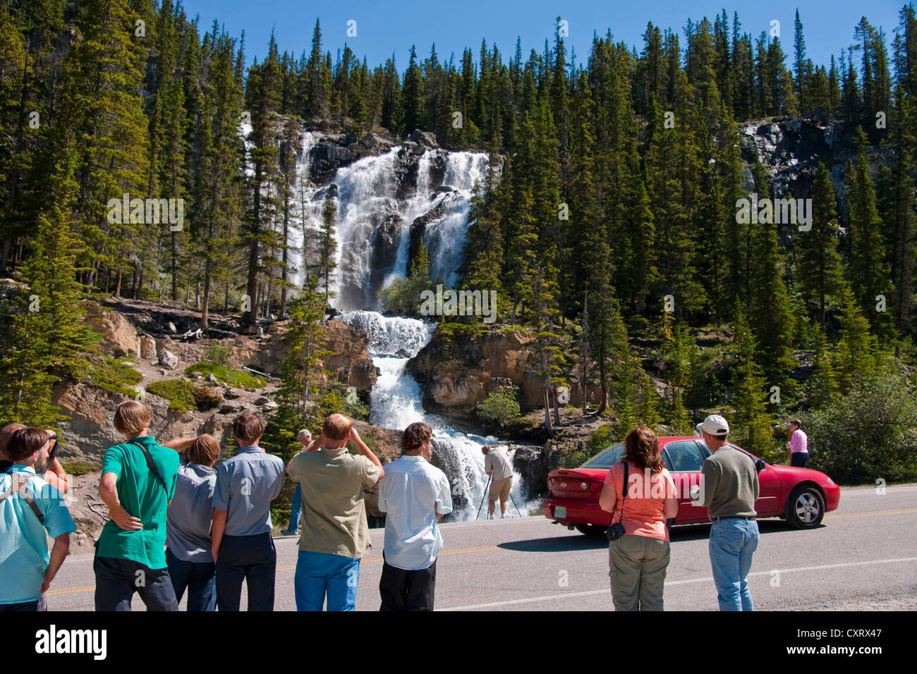 Les touristes à Chutes Tangle le long de la route 93 dans le parc national Jasper, Alberta. Banque D'Images