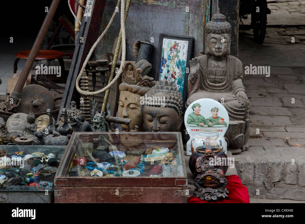 Présentation de produits d'un brocanteur, antiquaire, centre historique de la vieille ville de Pingyao, classée au Patrimoine Mondial de l'UNESCO, Shanxi Banque D'Images