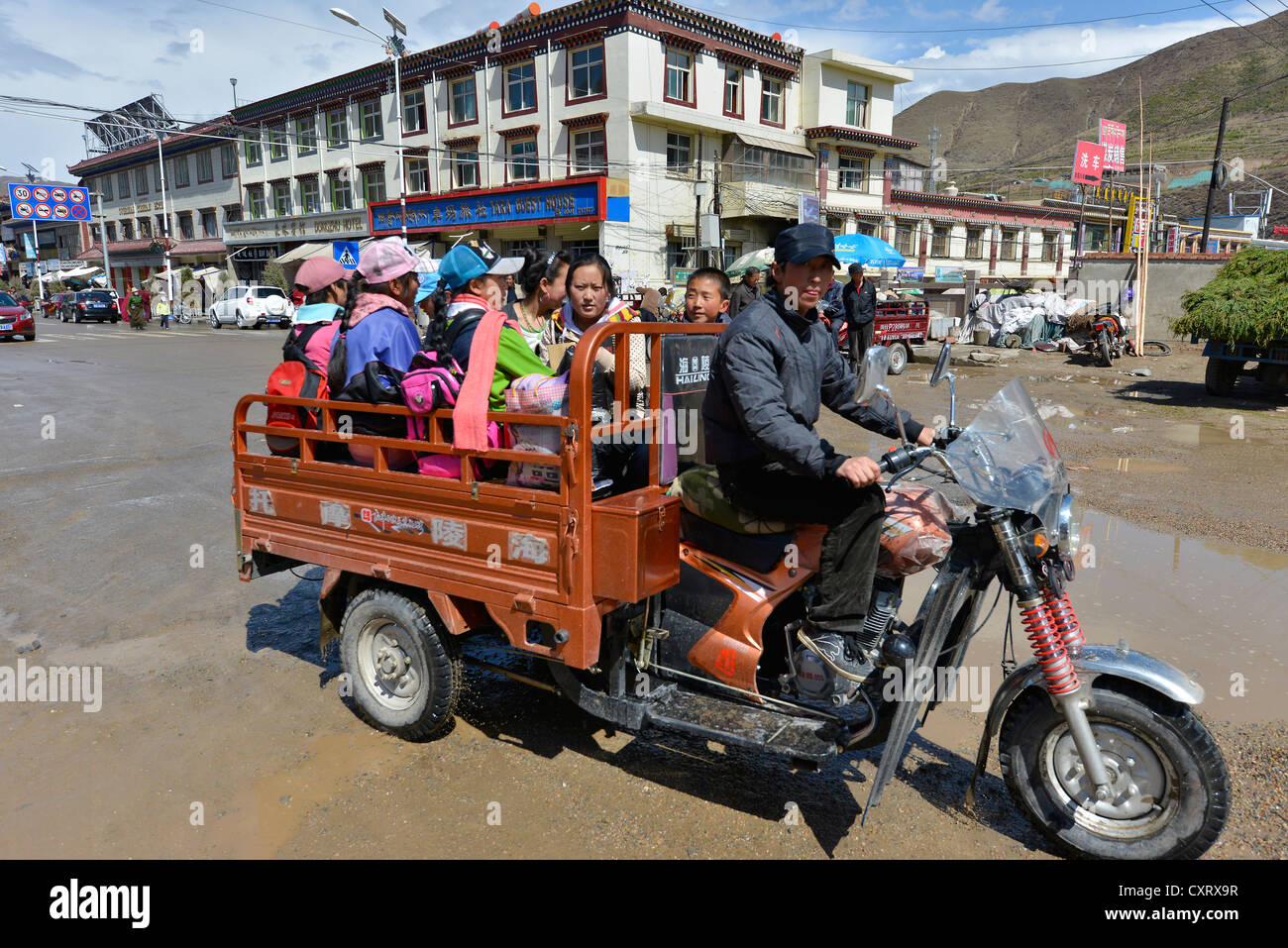 Service de taxi avec un simple panier moto taxi, rickshaw, monastère de Labrang, Xiahe, Gansu, anciennement l'Amdo, Tibet, Chine, Asie Banque D'Images
