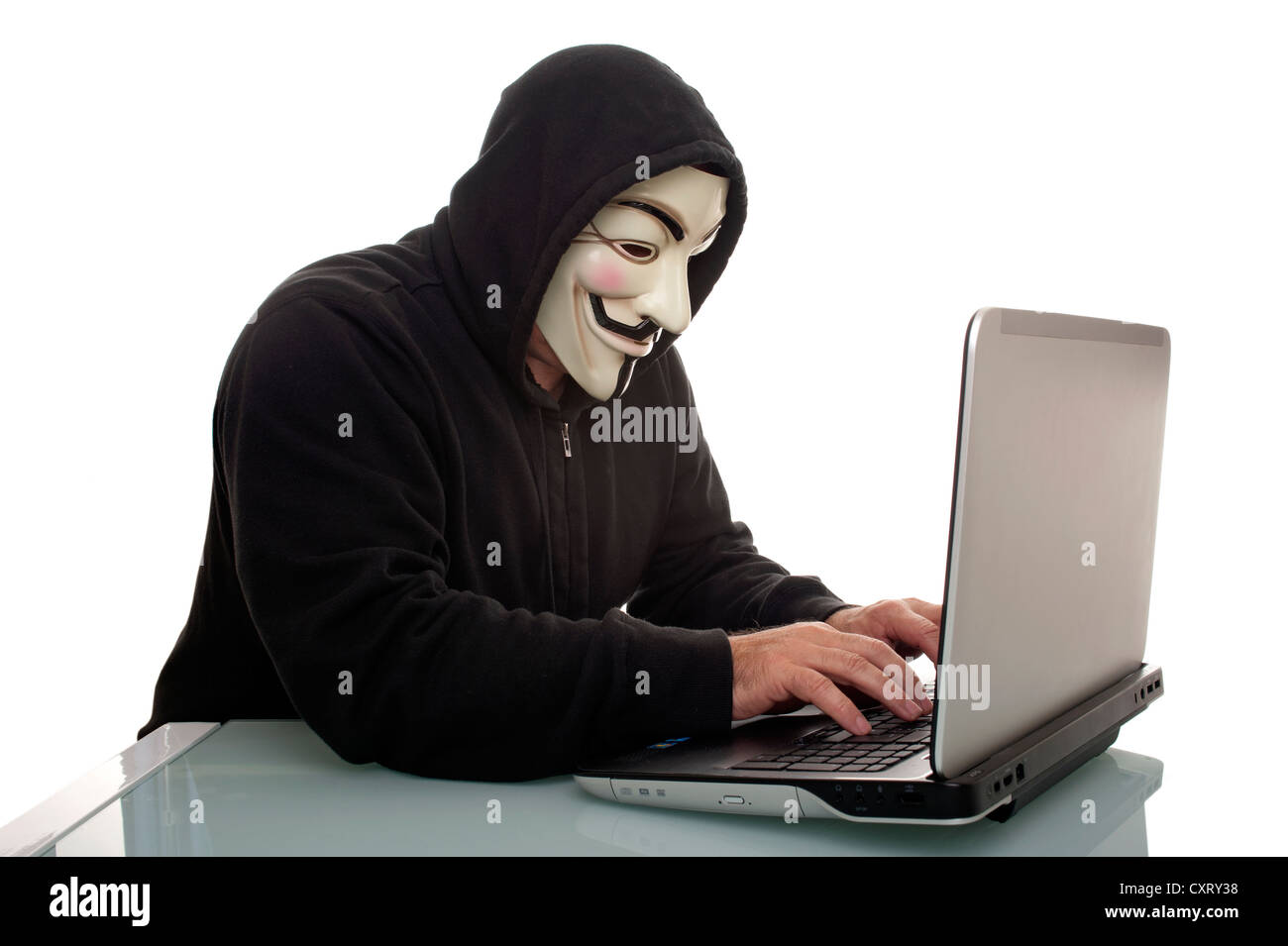 Un homme portant un "Anonyme", Guy Fawkes ou 'V pour Vendetta' masque, travailler sur un ordinateur portable Banque D'Images