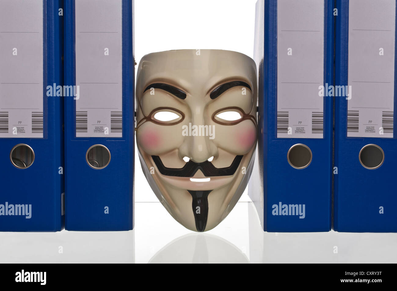 "Anonyme", Guy Fawkes ou 'V pour Vendetta' masque, coincé entre les dossiers sans label bleu Banque D'Images