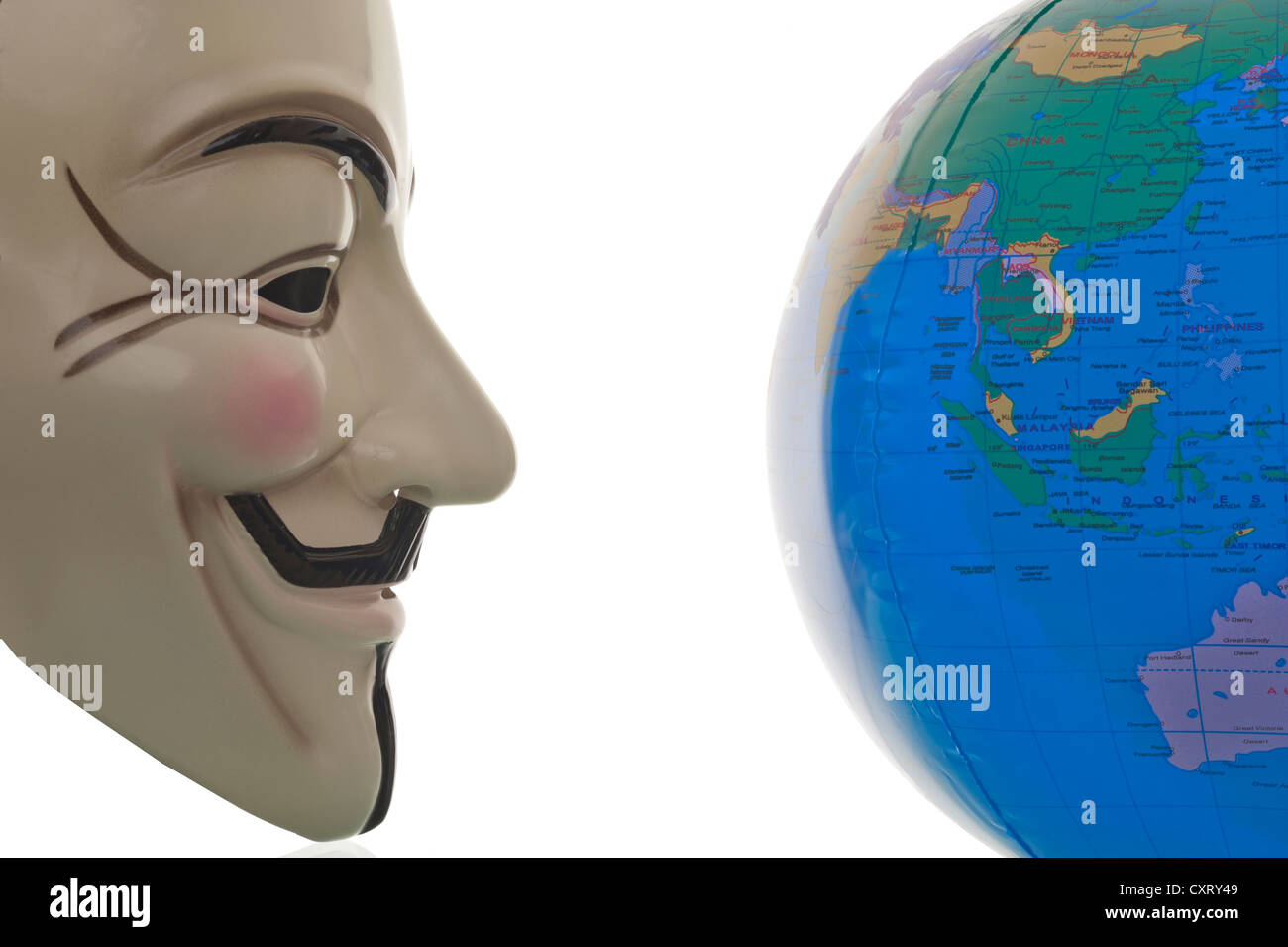 Masque anonyme, Guy Fawkes, 'V pour Vendetta' masque, looking at globe, image symbolique pour mouvement mondial Banque D'Images