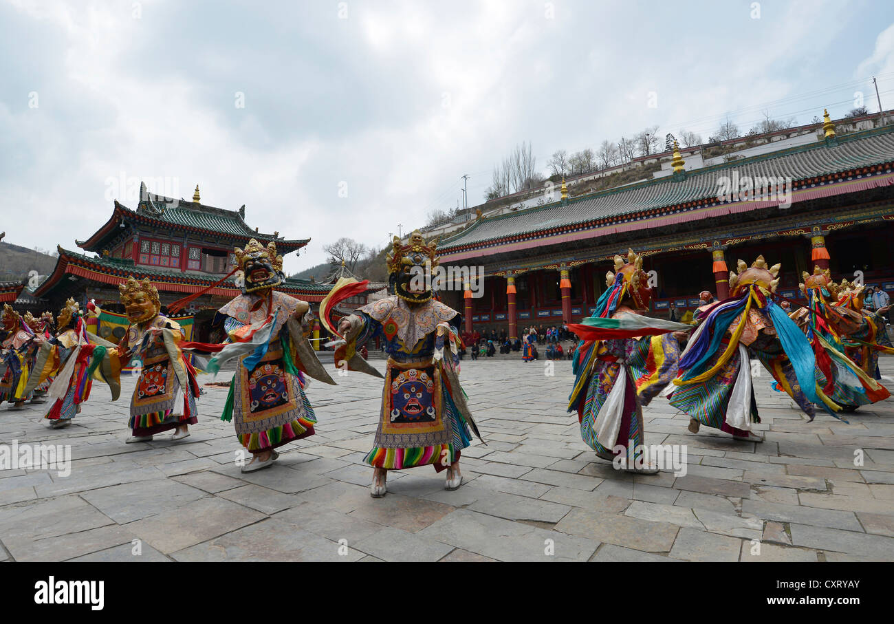 Le bouddhisme tibétain, Cham, danse danse masquée religieux, dans le grand monastère Gelugpa de Kumbum, Monastère Ta'er, Huangzhong Banque D'Images