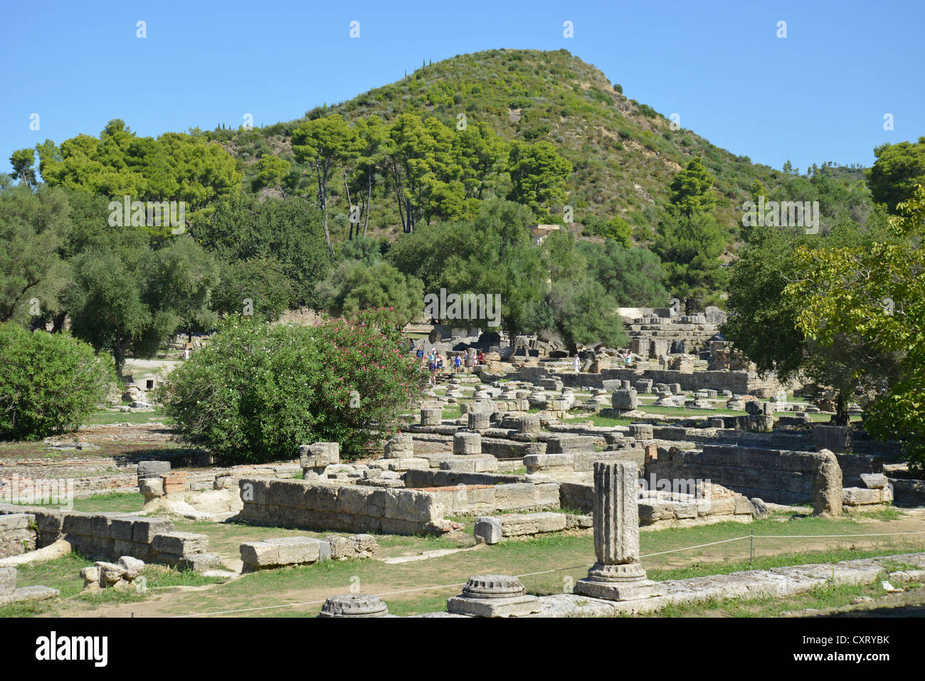 Vue sur les ruines et le Mont Kronos à Olympie, Elis, ouest de la Grèce, Grèce Région Banque D'Images