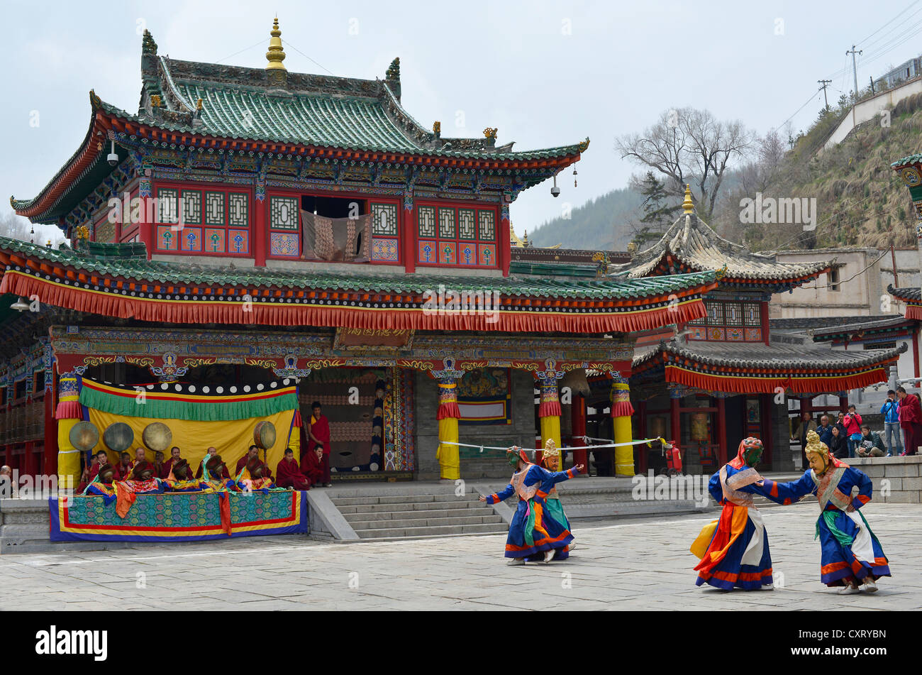 Le bouddhisme tibétain, Cham, danse danse masquée religieux à l'école Gelugpa, grand monastère de Kumbum, Monastère Ta'er, Huangzhong Banque D'Images
