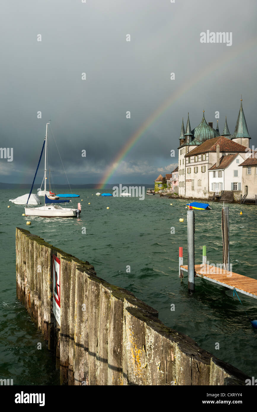 Moody light avec un arc-en-ciel dans le port de Steckborn, Lac de Constance, dans le canton de Thurgovie, Suisse, Europe Banque D'Images