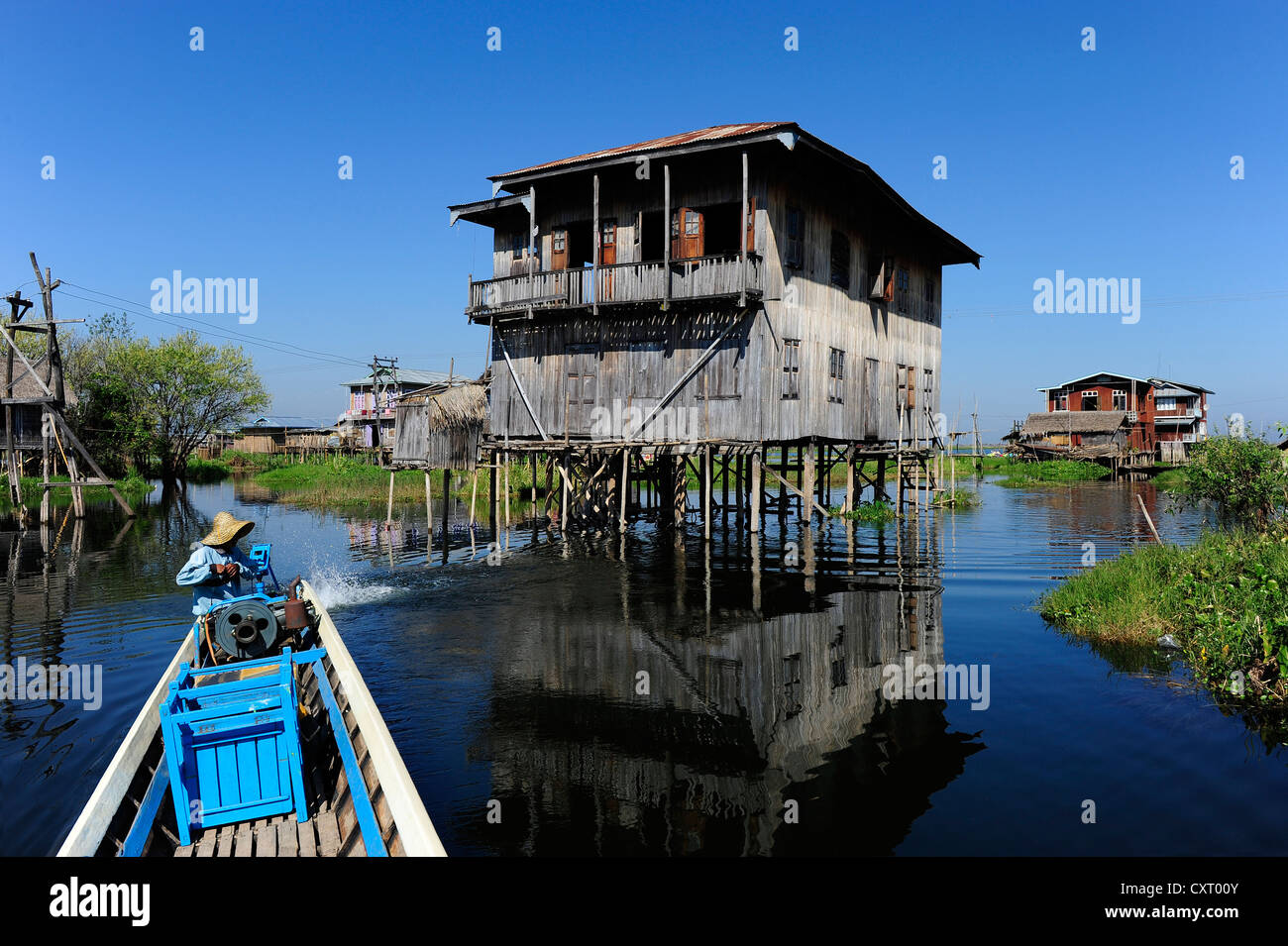 Village flottant sur le lac Inle comme vu à partir d'un bateau, également connu sous le nom de Birmanie Myanmar, en Asie du Sud-Est, l'Asie Banque D'Images