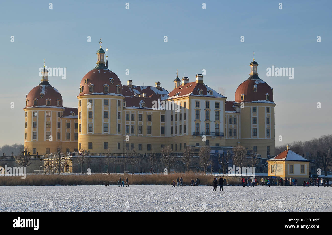 Schloss Moritzburg, château baroque, en hiver avec étang gelé, près de Dresde, Saxe, Allemagne, Europe Banque D'Images