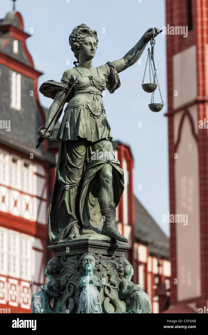 Dame Justice holding balances, Justitia Brunnen, source de la justice, Roemer Square, Frankfurt am Main, Hesse, PublicGround Banque D'Images