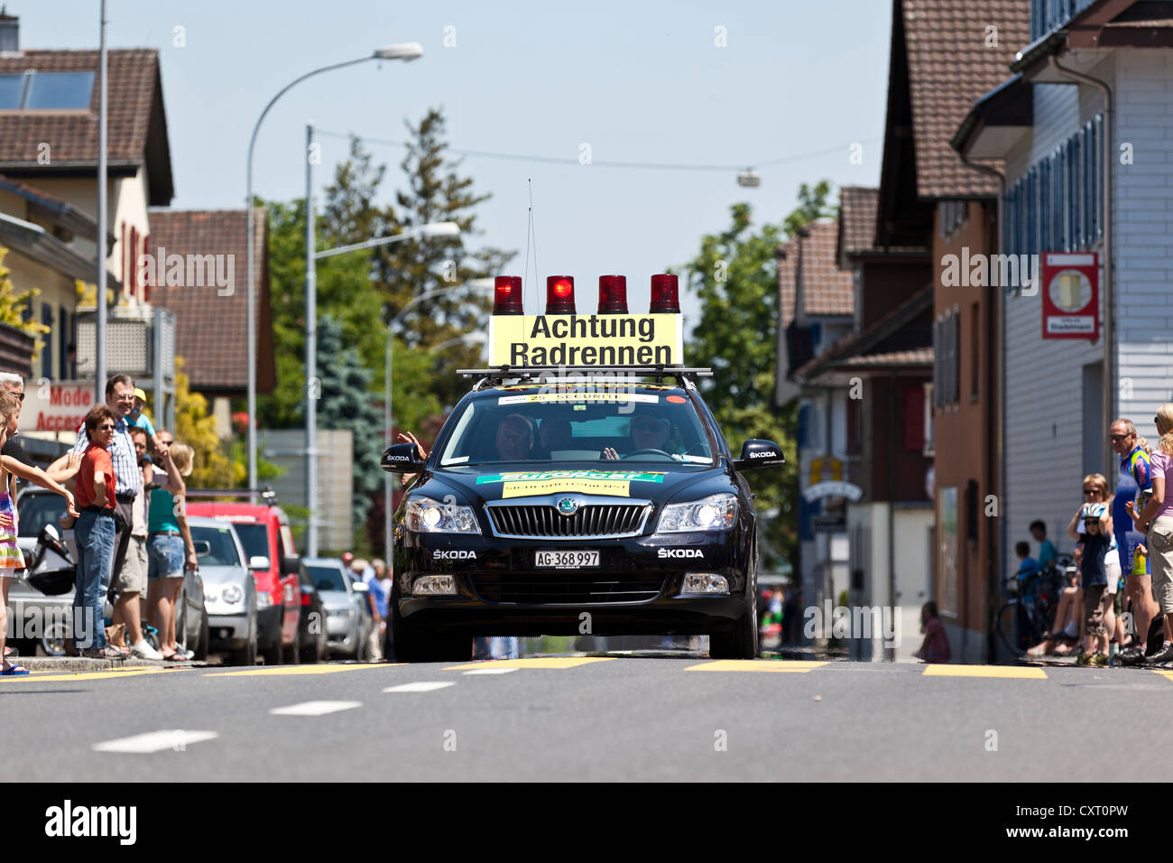 Véhicule de soutien et de sécurité avec l'inscription "Attention, course cycliste" à l'étape finale du Tour de Suisse 2012 Naefels Banque D'Images