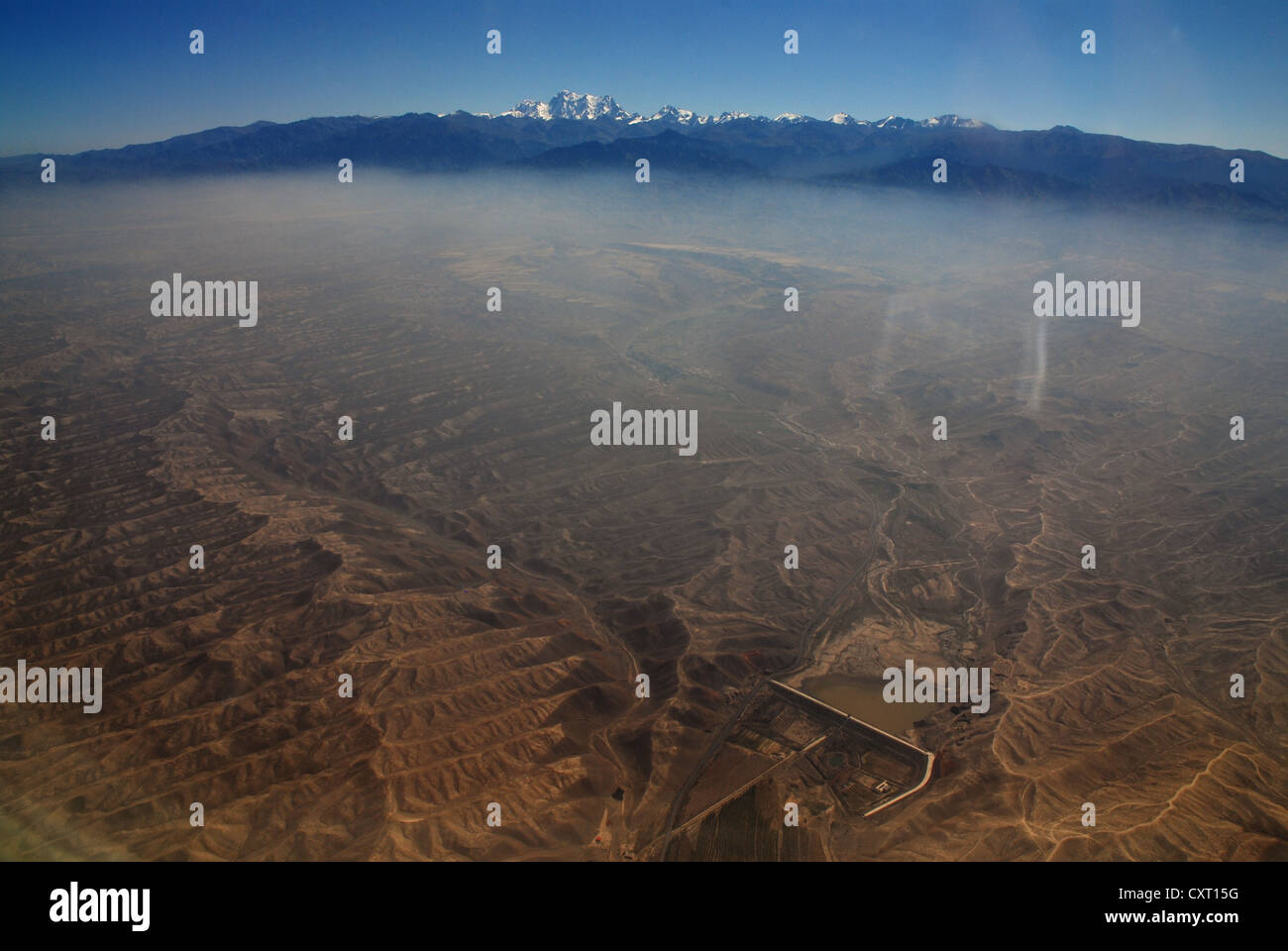 Ciel, un oiseau, nuages, ciel bleu, Ridge, horizon, montagnes enneigées, Banque D'Images