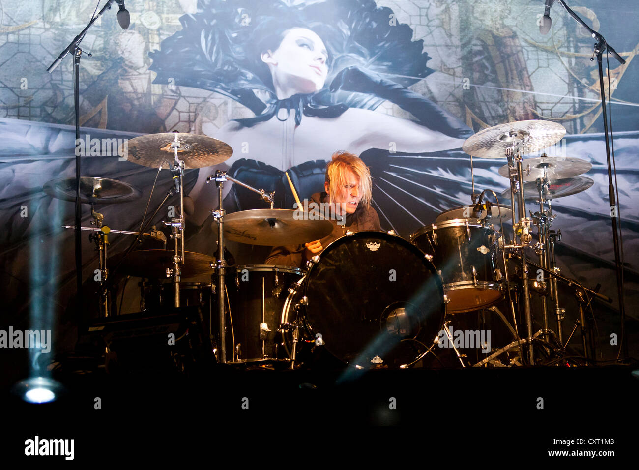 Mikko Sirén, batteur du groupe finlandais Apocalyptica 'live' à l'air libre dans Sempach-Neuenkirch Soundcheck, Lucerne Banque D'Images