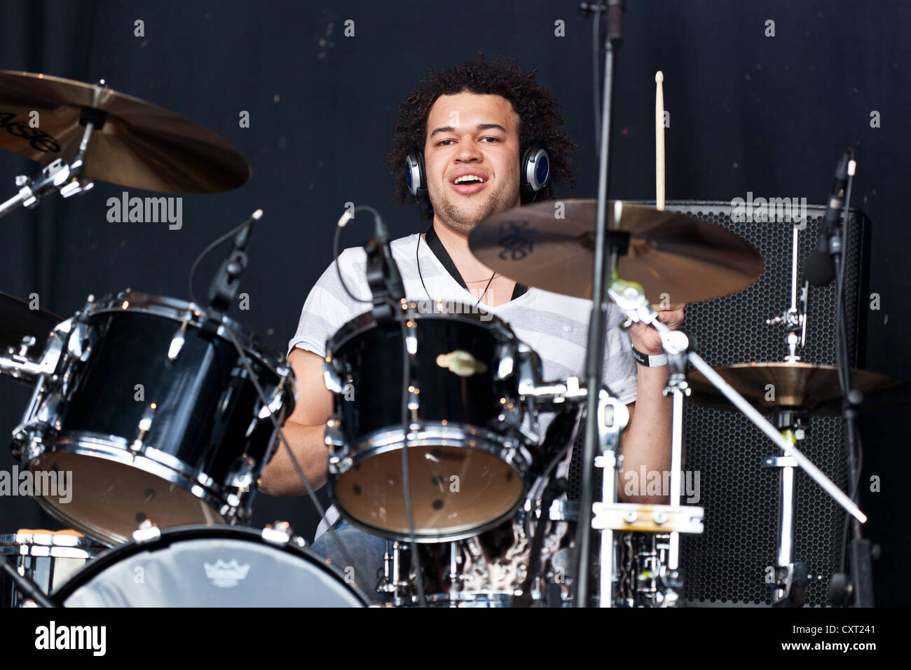 Leroy Biscette, batteur du groupe suisse sans problèmes, au cours de l'air  ouvert dans Sempach-Neuenkirch Soundcheck Photo Stock - Alamy