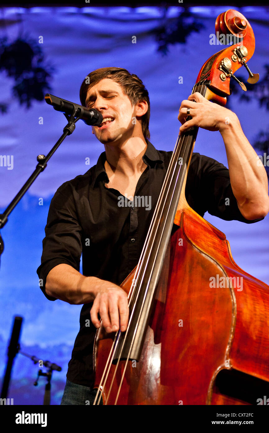 Bassiste Mitch Prest en live à la radio Pilatus Singer-Songwriter nuit Zeugheersaal Music dans le hall de l'hôtel Banque D'Images
