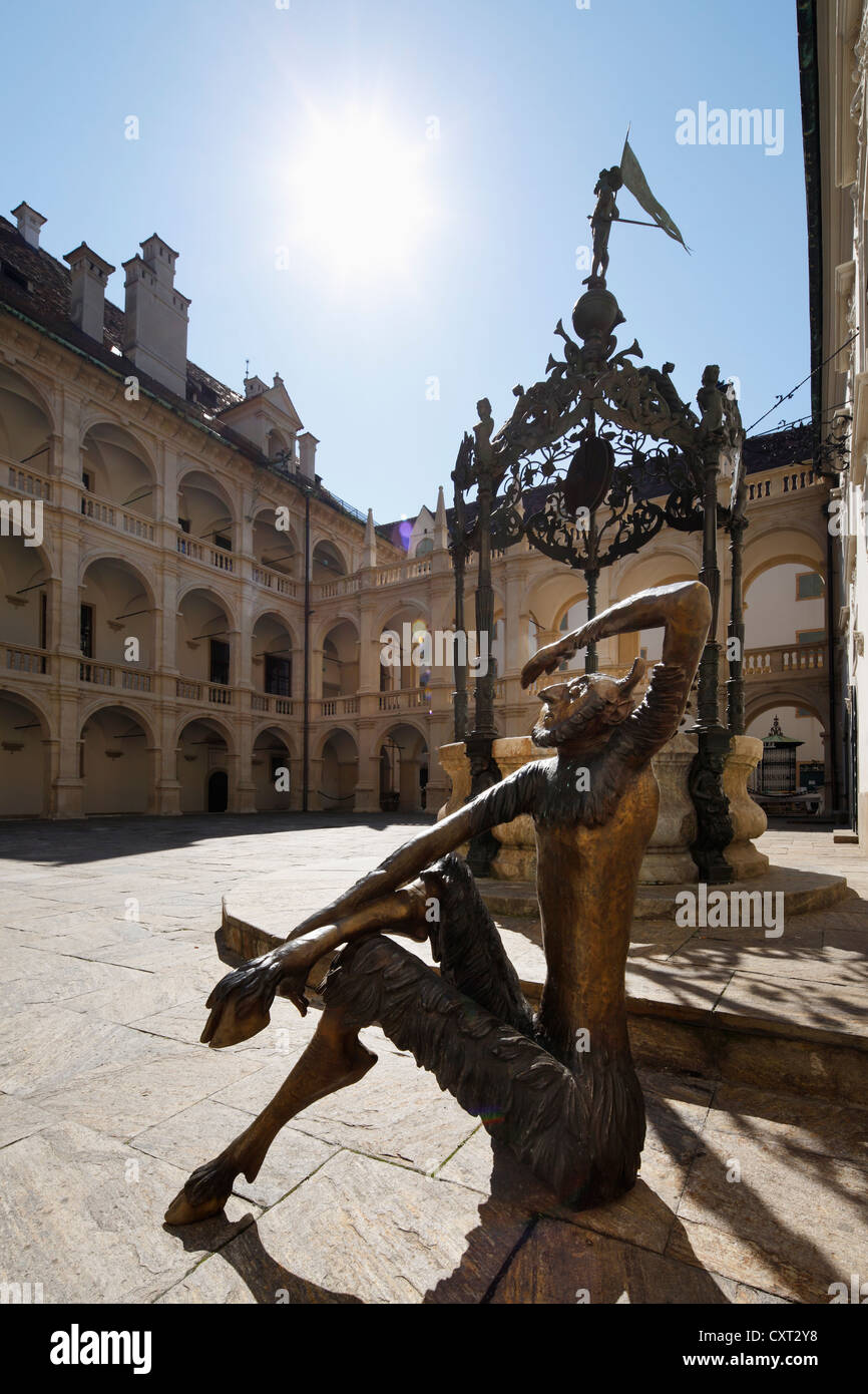 Sculpture 'Faun mit Weitblick' par Martin Karlik 2010 et fontaine à Landhaushof square, le Landhaus building, , Autriche, Europe Banque D'Images