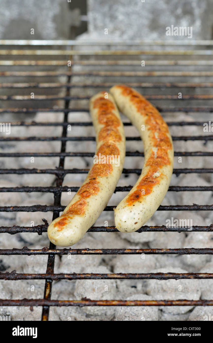 Bratwursts, sausages on a barbecue Banque D'Images