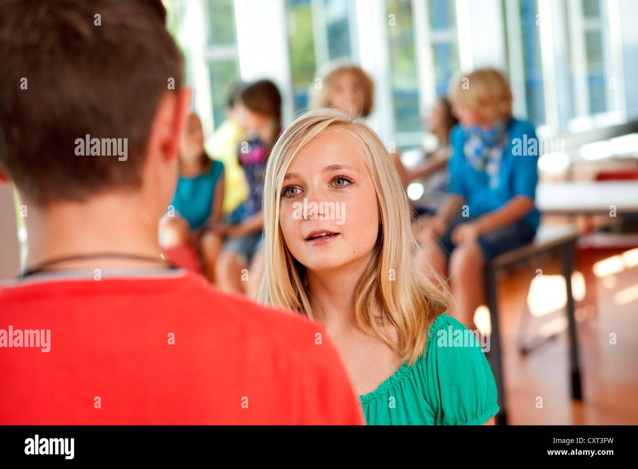 Les adolescents, filles et garçons parler dans une école Banque D'Images