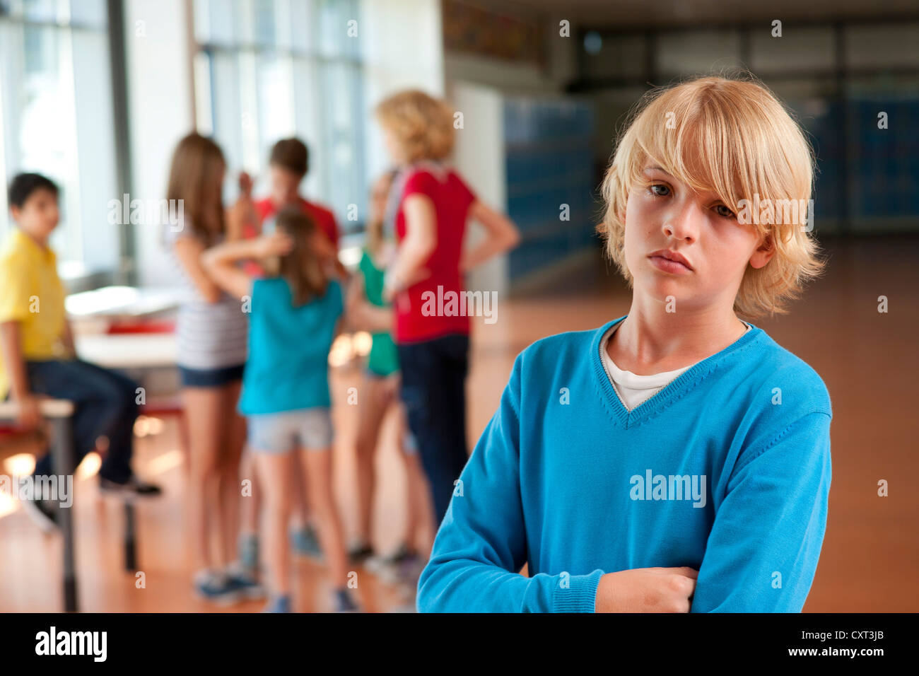 Boy, portrait, debout devant un groupe d'écoliers dans une école Banque D'Images