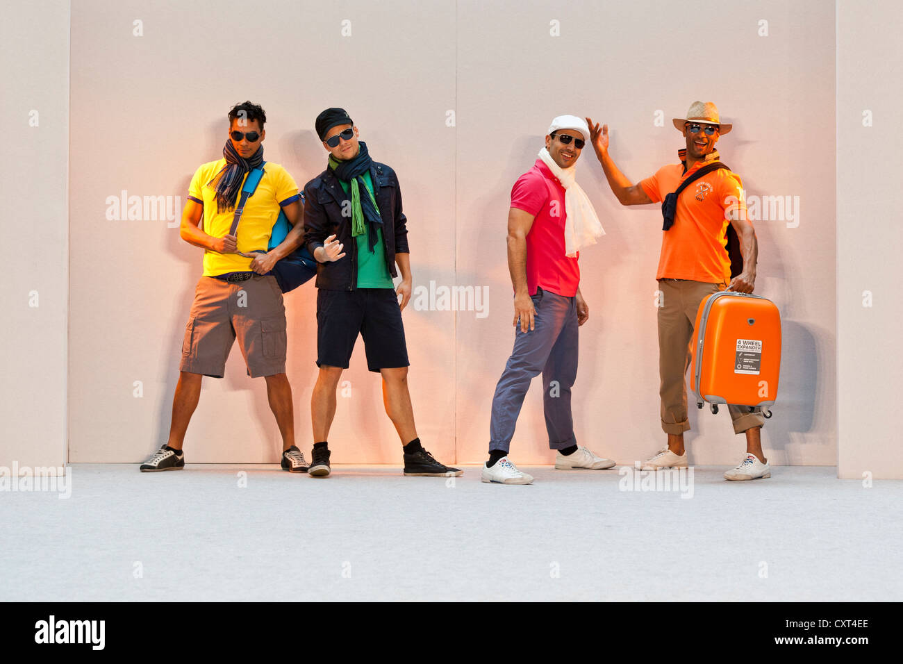 4 jeunes hommes, modèles d'effectuer au printemps et à l'été 2012 Fashion Show dans Pilatusmarkt Kriens, Lucerne, en Suisse Banque D'Images