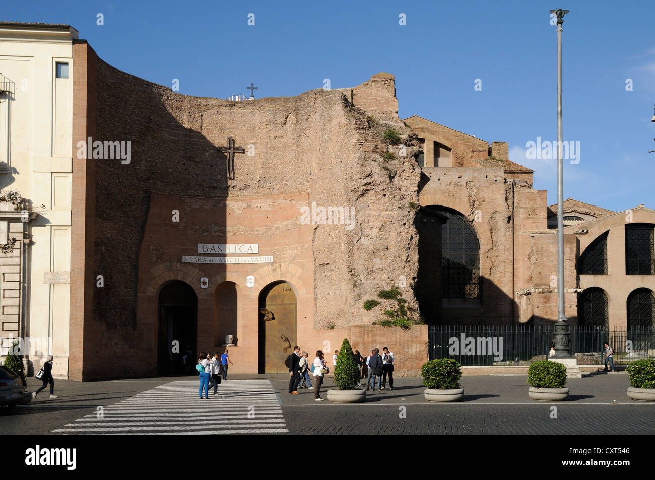 Basilica di Santa Maria degli Angeli e dei Martiri, Basilique de Sainte Marie des Anges et des Martyrs, de la Piazza della Repubblica Banque D'Images