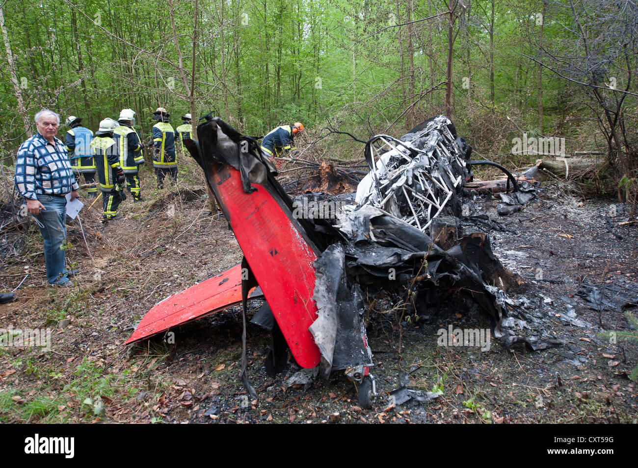 De l'écrasement d'un avion de voltige biplace 300 supplémentaire dans une zone boisée à Hahnweide, le co-pilote est mort dans l'accident Banque D'Images