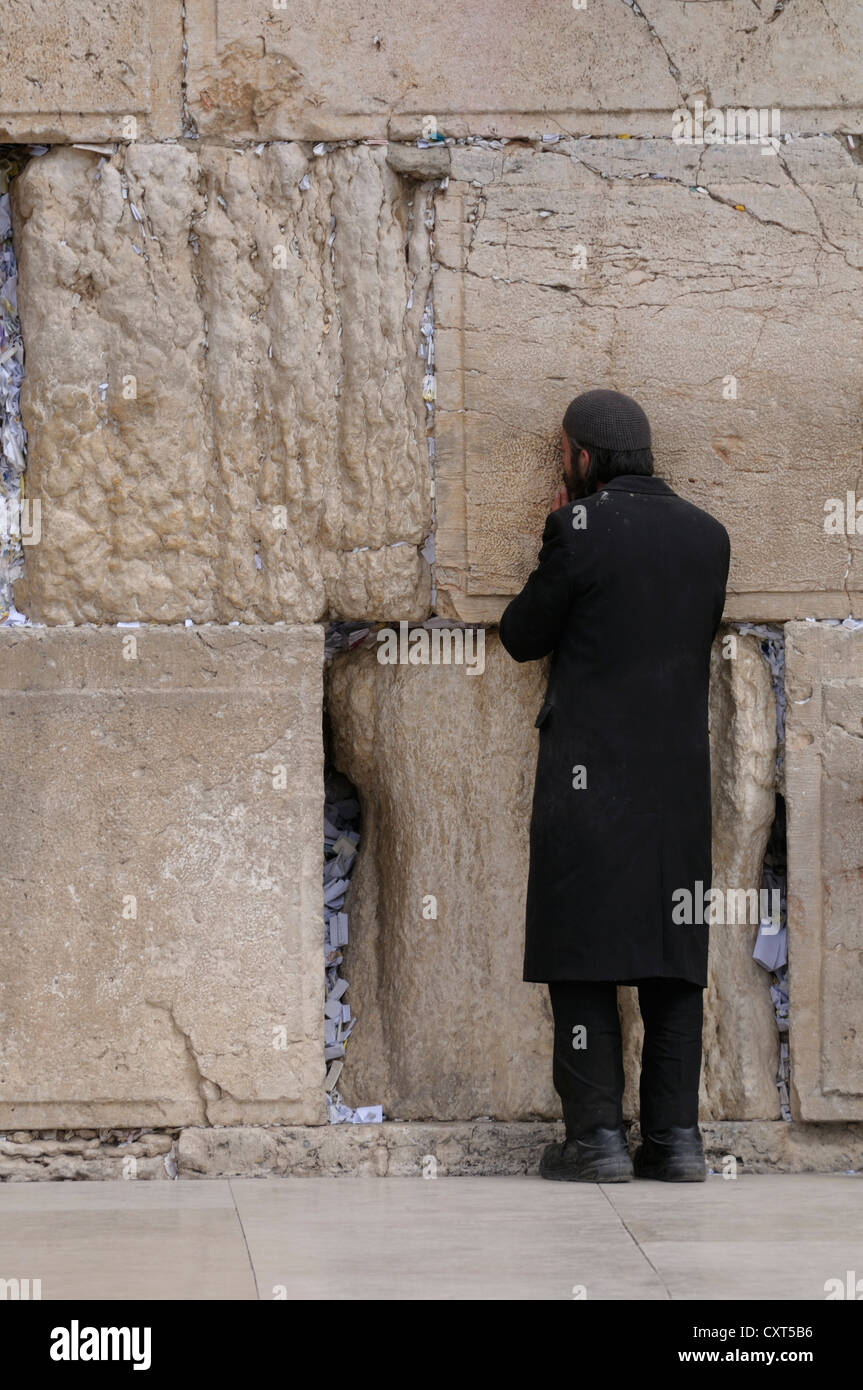 Juif orthodoxe priant, Mur des lamentations ou Mur occidental, Jérusalem, Israël, Moyen Orient Banque D'Images