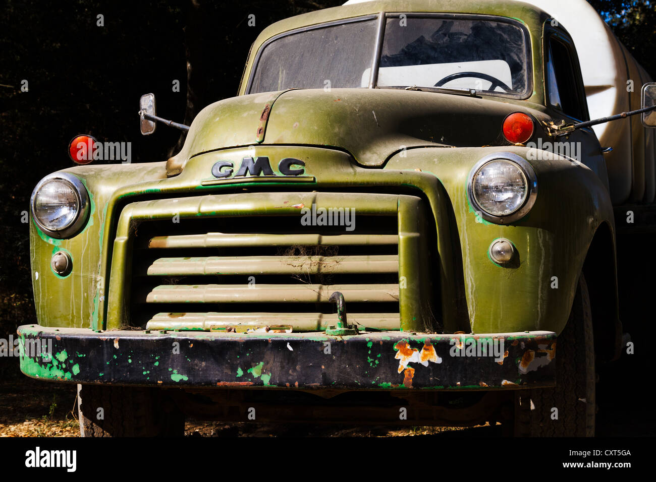 Vue frontale d'un GMC camion agricole délabrée Banque D'Images