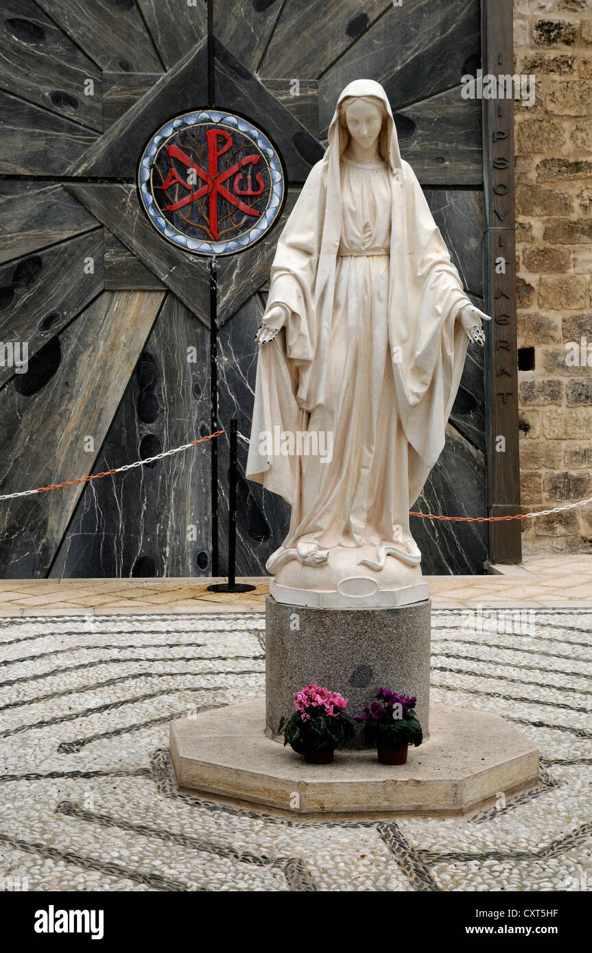 Statue de Marie, l'église de l'Annonciation de Nazareth, Israël, Moyen Orient Banque D'Images